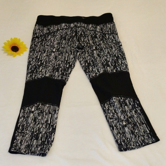 Nike Black and White Patterned Leggings - Picture 2 of 8